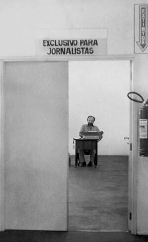 Em sala de imprensa, Kotscho escreve