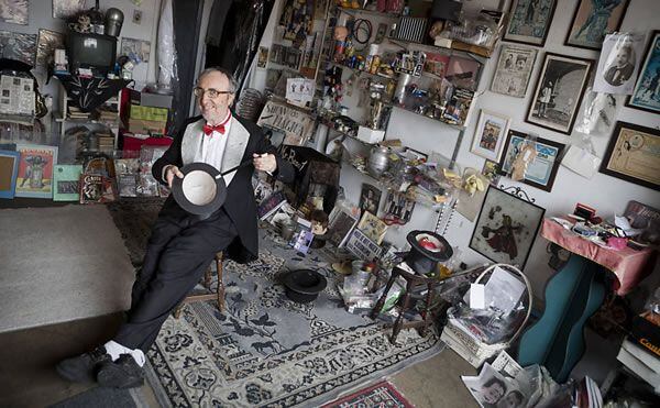 Localizado no bairro do Ipiranga, na zona sul de São Paulo, o Museu da Arte Mágica e Ilusionismo exibe, desde em 1982, livros, quadros, vídeos e aparelhos de ilusionismo, além de fantoches de ventríloquo, raridades importadas (que têm custo médio de US$ 2 mil). Além disso, são realizados shows, eventos, palestras e aulas.
O museu fica na rua Waldomiro Moreno Rodrigues, 136, bairro Vila Nova. Está aberto todos os dias para visitação mediante agendamento