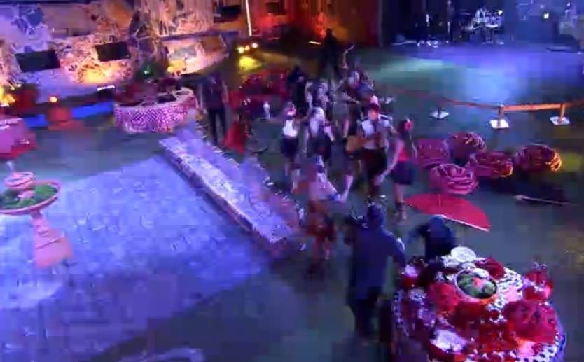 A cantora se misturou com os meninos