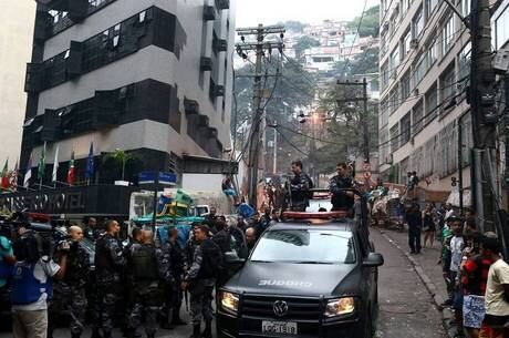 Ação da Polícia Militar na comunidade do Pavão-Pavãozinho
