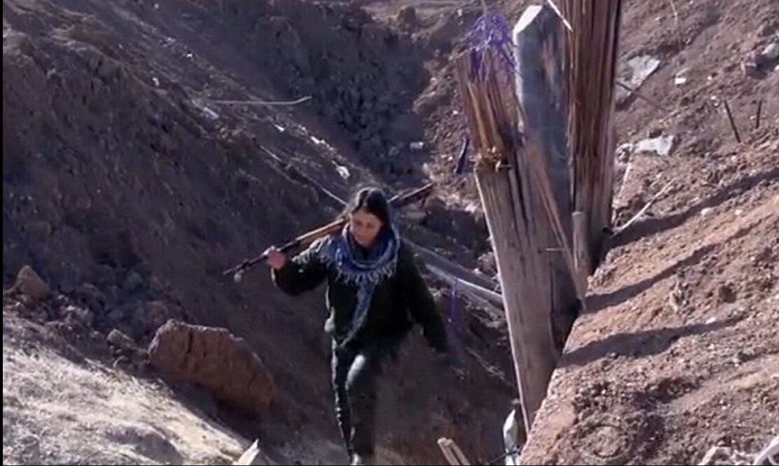 Denis luta ao lado de voluntários locais, um grupo formado por agricultores,
donas de casa e donos de lojas, com armas que eles compram no mercado negro.

— Se nós não fizermos nada, todo o lugar vai será tomado pelo EI
e eles vão destruir tudo
