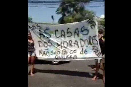 Moradores protestaram na Estrada de Itararé contra os desmandos da polícia na região da Praça do Samba