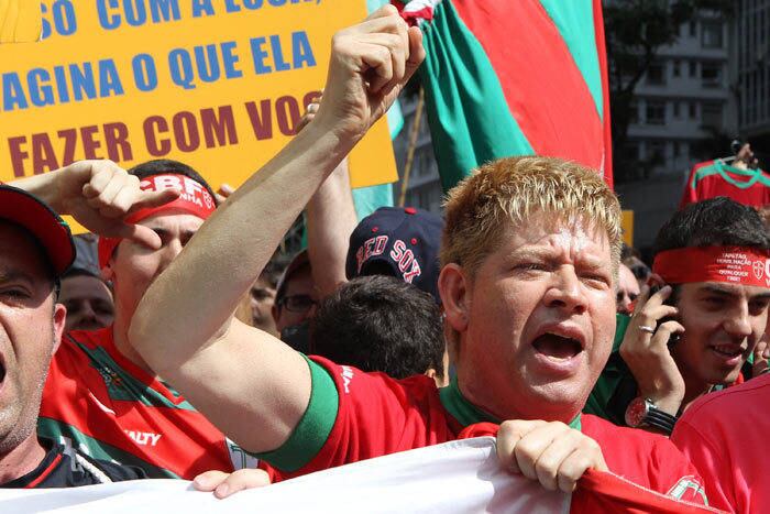 O cantor português Roberto Leal soltou a voz, desta vez, para protestar contra o tapetão que derrubou a Lusa no STJD