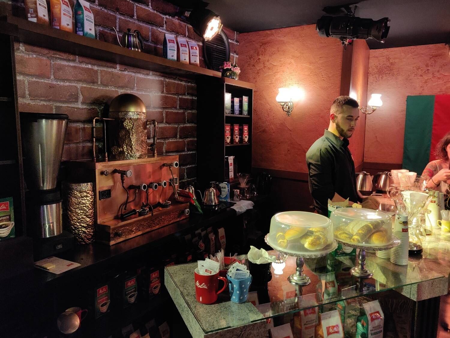 Ainda é possível tomar um café de verdade, enquanto...