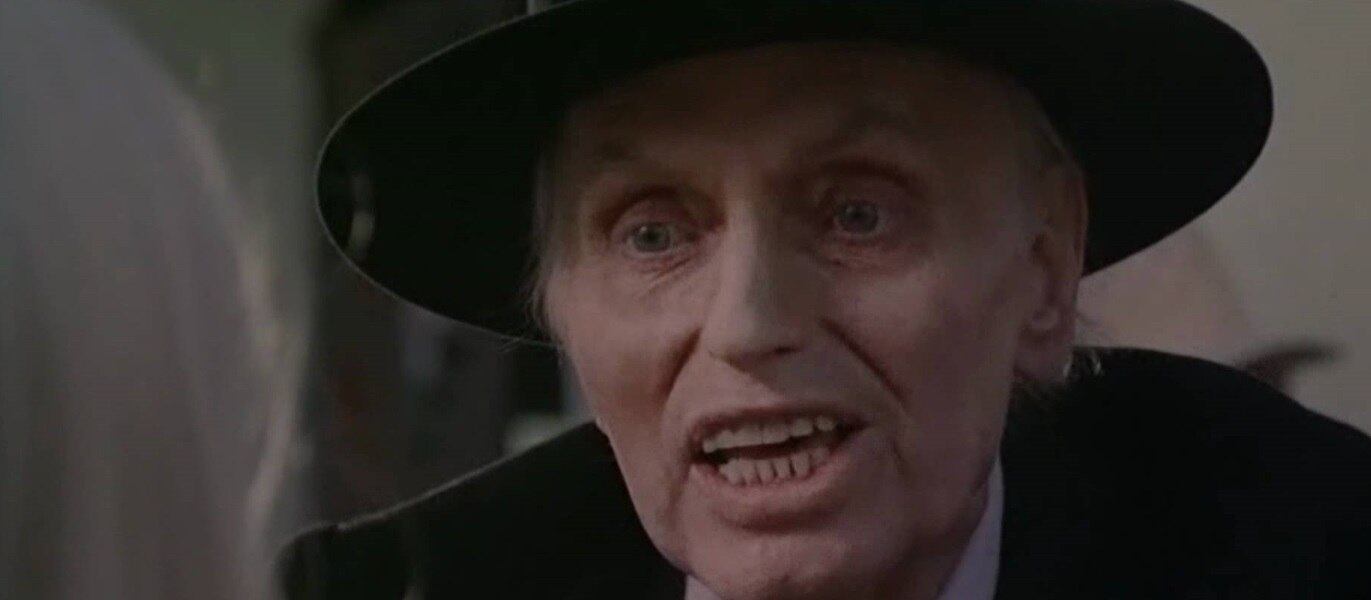 Mais mortes
Além das mortes das atrizes, o ator Julian Beck, que interpretava o reverendo Henry, morreu de câncer durante as filmagens de Poltergeist II. O diretor do filme, Brian Gibson, morreu de sarcoma de Ewing, um tipo de câncer que atinge crianças e adolescentes, sendo bastante raro nos adultos com mais de 25 anos. Gibson tinha 54 quando morreu da doença. O ator Will Sampson, que interpretou um índio nativo que ajudava a família no segundo filme, morreu um ano após as gravações por complicações em um transplante de coração
