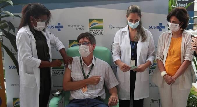 Infectologista da Fiocruz Estevão Portela foi o 1º a receber a vacina de Oxford