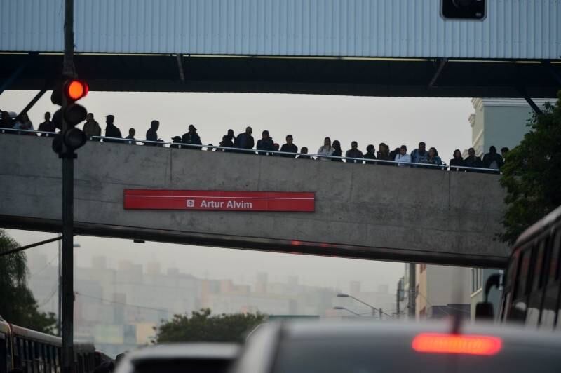 As filas também eram grandes na estação Artur Alvim do Metrô, na zona leste