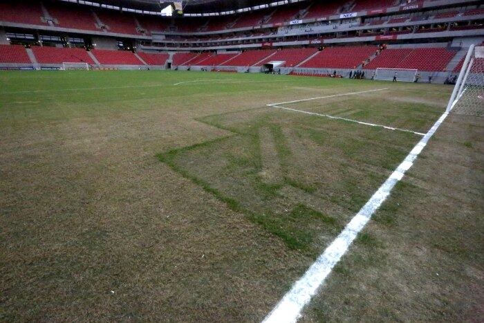 A Arena Pernambuco não tem tido vida fácil depois do Mundial. O motivo é que tanto Sport como Nautico seguem mandando alguns jogos em seus estádios "originais": Ilha do Retiro e Aflitos, respectivamente. Mesmo assim, foram 17 jogos por lá nesses três meses, com média de público de pouco menos de 10 mil torcedores. O gramado, que já esteve em bom estado, anda castigado depois da Copa do Mundo