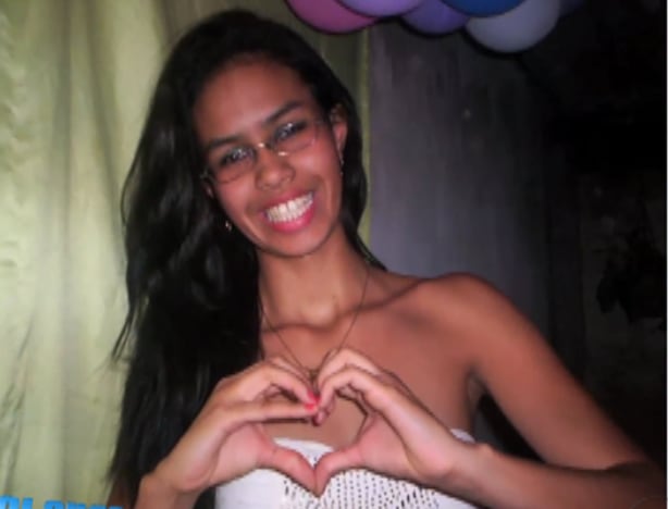 Uma jovem foi encontrada morta em um terreno de Campo Grande, na zona oeste. O corpo de Cláudia Marinho de Lima, de 18 anos, foi achado na segunda-feira (7) no bairro Jardim Maravilha. Segundo familiares, ela teria sido estrangulada com o próprio sutiã. A mãe de Cláudia diz que a filha desapareceu no sábado (5). Segundo Dalva, que estava trabalhando, ela teria prometido que não sairia, mas quando retornou para casa no domingo (6) descobriu que a filha havia saído no dia anterior. As investigações estão em andamento na Divisão de Homicídios da Capital. Em posts no Facebook, a jovem procurava novo namorado