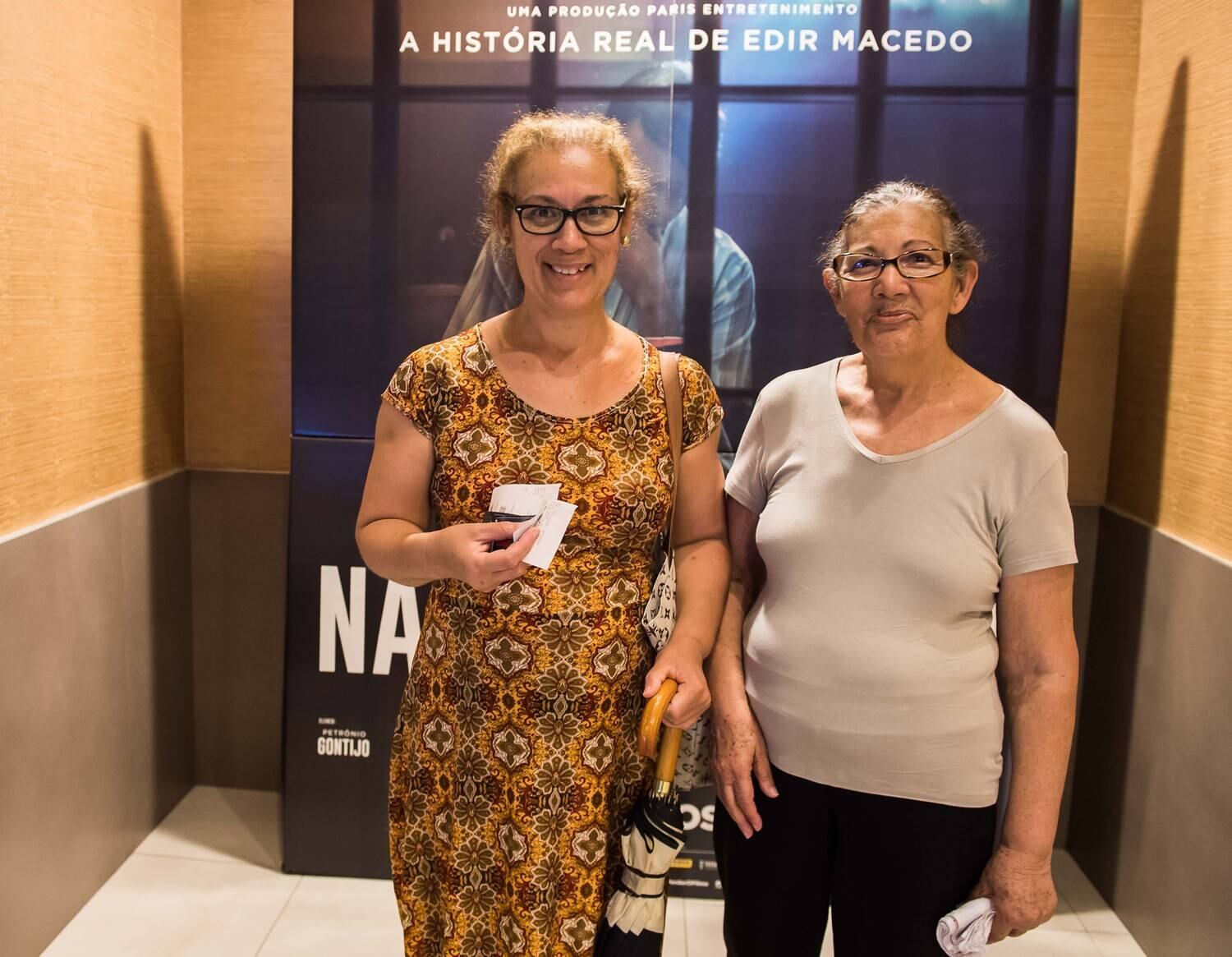 No shopping West Plaza, na zona oeste, a técnica de farmácia
Ana Maria Cavalcante, de 55 anos, foi com a mãe, Maria Eva, de 75, ao cinema
para saber mais sobre a trajetória de Edir Macedo. “Pelo pouco que eu já sabia,
me chamava atenção a história de luta dele. Agora, vou poder conhecer um pouco
mais. Será uma grande oportunidade de conhecer a vida dele”, contou
