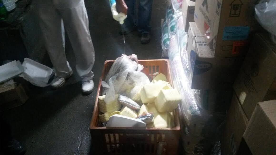 O local tinha mal cheiro e o depósito estava tomado por moscas