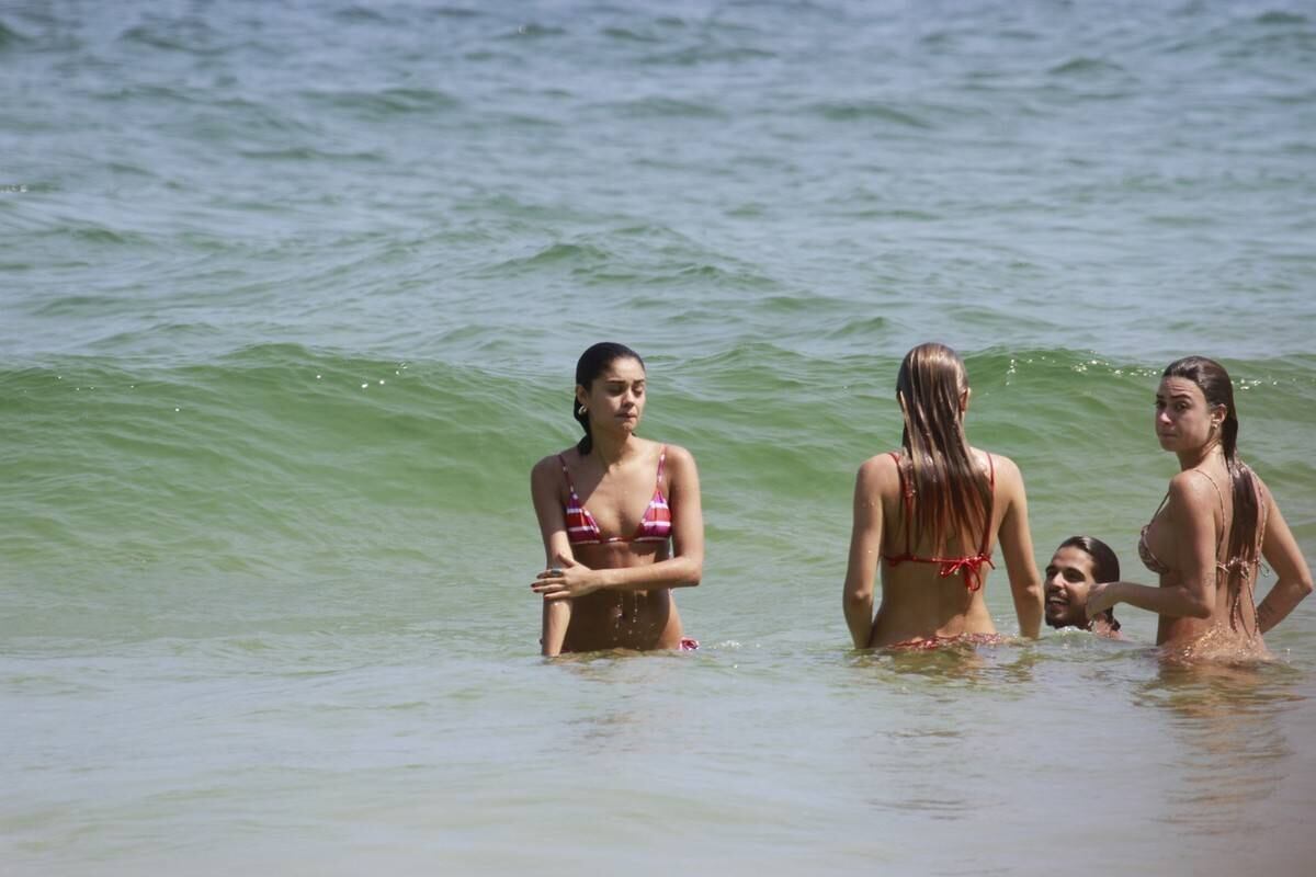 Fiorella Mattheis, Sophie Charlotte e Thaila Ayala curtem praia juntas