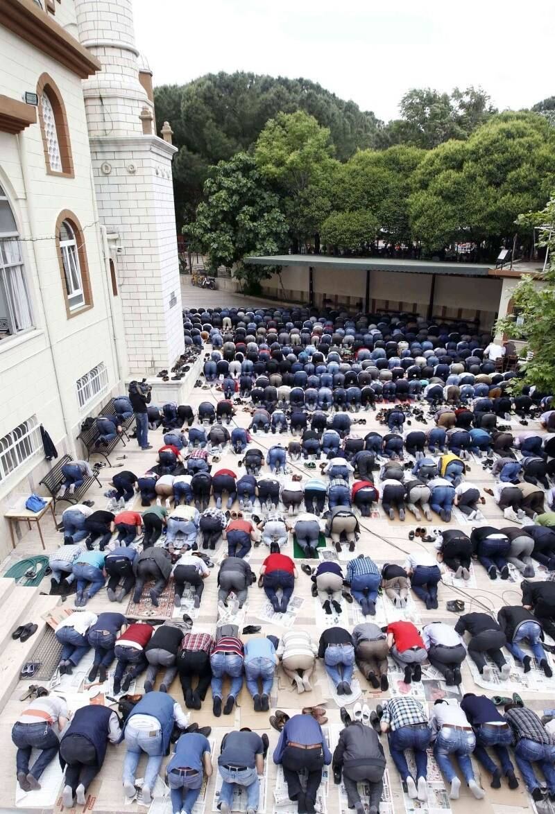 Muçulmanos rezam durante
as orações de sexta-feira em Soma, na Turquia, distrito onde ocorreu o acidente
na mina de carvão que matou cerca de 300 mineiros