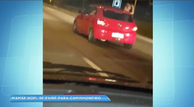 Segundo o telespectador que fez as imagens, as duas ficaram exibindo o corpo no carro por, aproximadamente, cinco minutos. (Veja mais)
