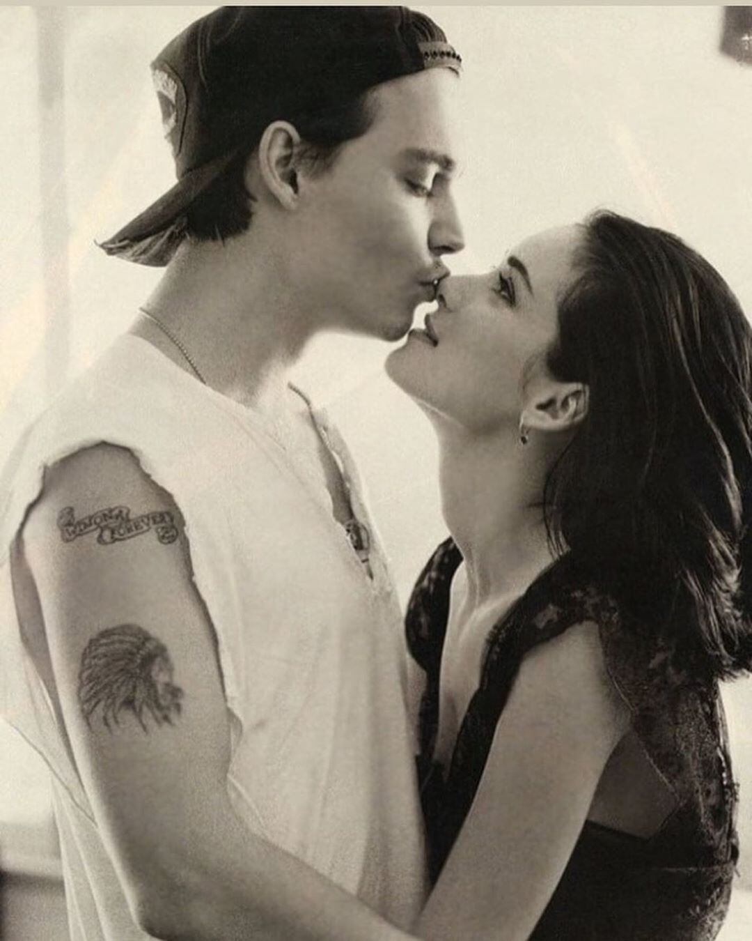 Um dos grandes amores de Depp foi a atriz Winona Ryder. Os dois começaram a namorar em 1989 e, de acordo com o site Mirror UK, ficaram noivos pouco tempo depois. No entanto, o casal não chegou a se casar. Depois de 4 anos, o relacionamento (queridíssimo pelos fãs de Hollywood) chegou ao fim. Em entrevista para a revista People, o ator deu a entender que o motivo do término se deu pelos dois "terem exposto demais a sua vida pessoal". O diretor Tim Burton, que trabalhou com o artista na época, disse que "ele nunca mais foi o mesmo" após partilhar da vida com a atriz