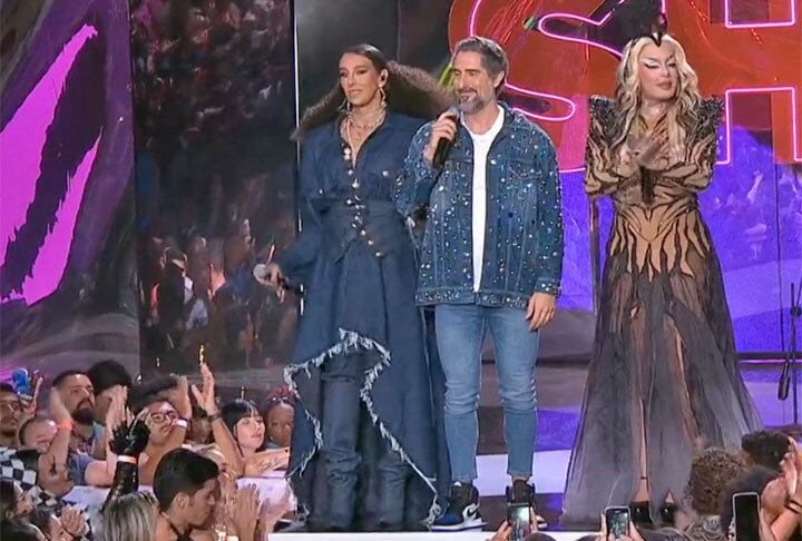 Curiosamente, Gloria Groove, que foi uma das vencedoras, também apresentou o programa, ao lado do jornalista Marcos Mion e da atriz e ex-BBB 22 Linn da Quebrada.