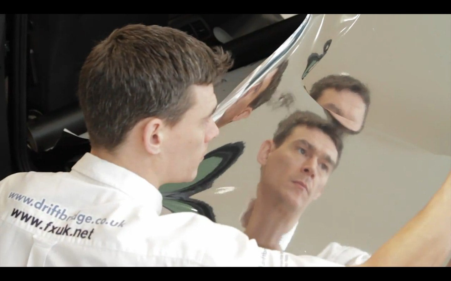 A capacidade de reflexão do adesivo é tão grande que lembra um espelho
VEJA TAMBÉM
> RAM faz picape enfurecida para divulgar novo filme do Super-Homem
> Direto da idade da pedra: carro do filme Os Flintstones movido com os pés vai a leilão
Quer saber tudo sobre carros? Acesse R7.com/carros