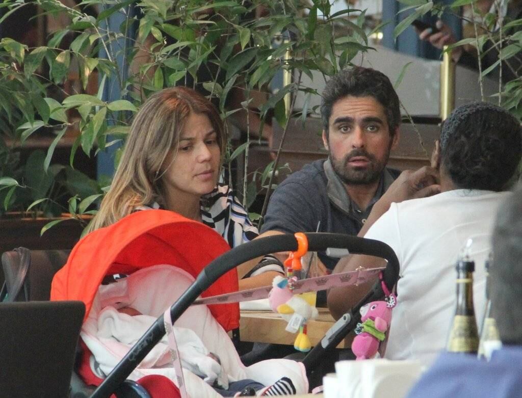 O casal nem se importou com o assédio e ainda sorriu para o fotógrafo ao deixar o restaurante
