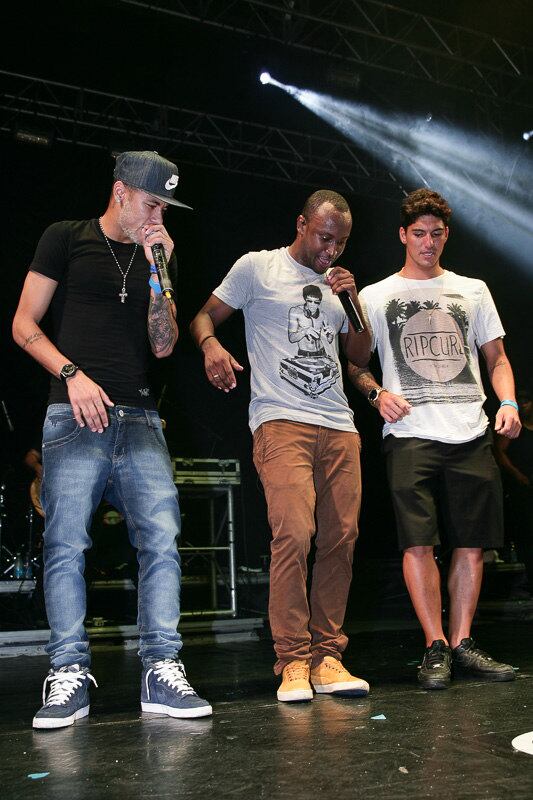 No litoral catarinense, Neymar encontro com o pagodeiro Thiaguinho e seu maior #bff das férias de fim de ano, o surfista campeão mundial Gabriel Medina