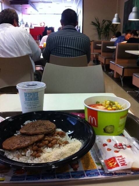 McPF: arroz, feijão, hambúrgueres, farinha, salada e fruta