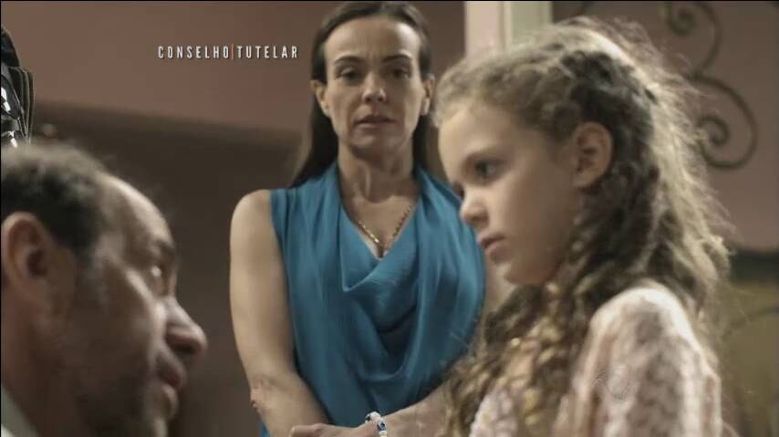 Além disso, foi descoberto que
a menina de cerca de sete anos também era abusada sexualmente pelo porteiro do
prédio

+ Assista aos melhores momentos do penúltimo capítulo de Conselho Tutelar

+ Não perca o último capítulo de Conselho Tutelar. Veja o que vai rolar!

+ Veja imagens chocantes das cenas de violência infantil exibidas em Conselho Tutelar
