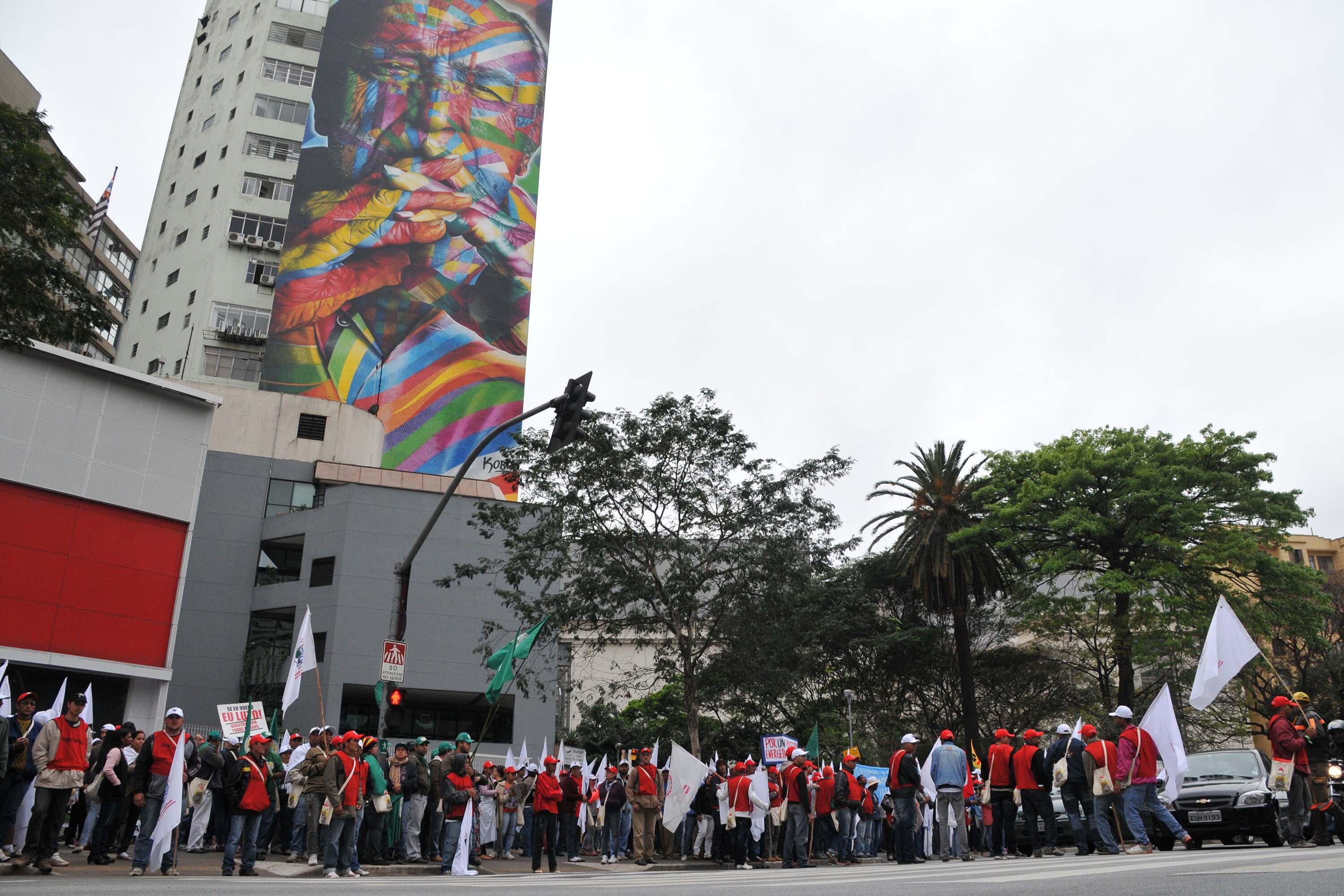 Após concentração na praça Oswaldo Cruz, no Paraíso, o grupo iniciou a caminhada pela avenida Paulista em direção à rua da Consolação. Eles pretendem protocolar um documento que enumera essas questões no escritório da Presidência da República em São Paulo, localizado na avenida Paulista