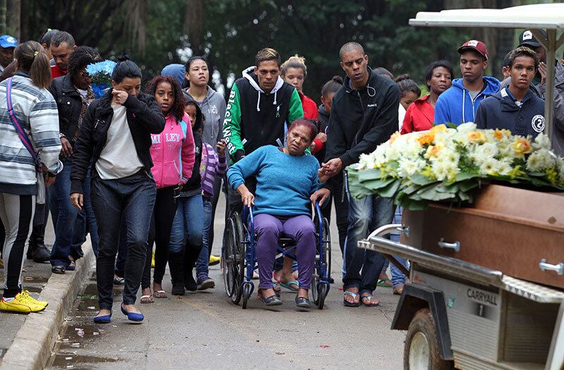 Embora tenha reconhecido que o menino não estudava e vivia
na rua, a mãe negou que ele já tivesse cometido crimes. Havia, porém, dois
boletins de ocorrência registrando furtos anteriores praticados pelo filho, em
janeiro e em abril deste ano
