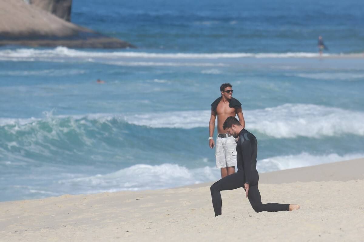 Cauã se alongou antes de entrar na água