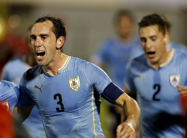 E no time do técnico Oscar Tabárez não são
apenas os atacantes que balançam as redes. O experiente zagueiro Diego Godín,
de 31 anos, já fez 3 gols até aqui nas
Eliminatórias – mesmo número de tentos marcados pelo matador Suárez