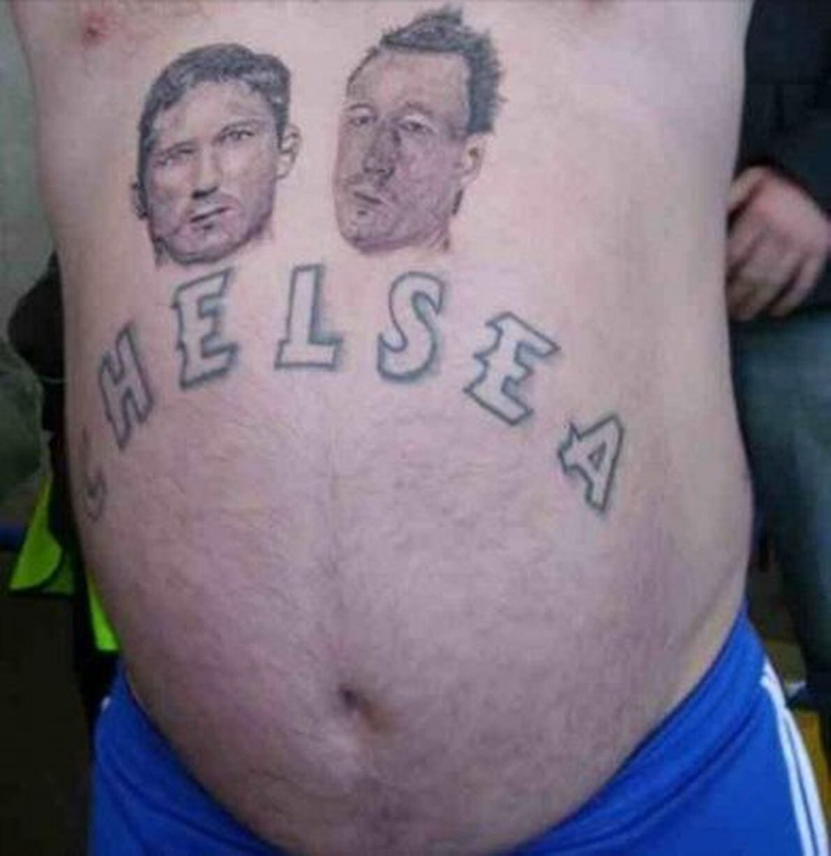 Este cara deve ser muito fã do Chelsea mesmo, né? Para tatuar o nome do time desse tamanho na barriga, tem que gostar muito mesmo