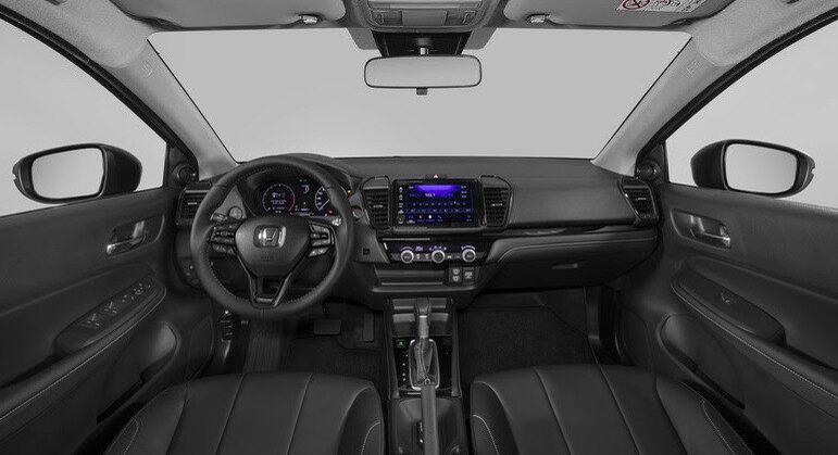 Interior da versão hatch é somente oferecido na cor preta e tem o acabamento já visto no três volumes