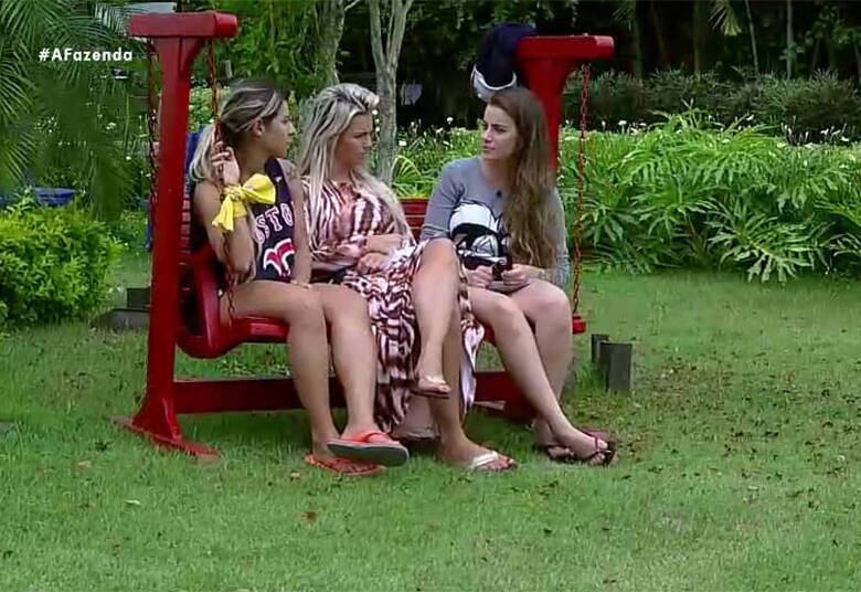 Mas
a ex-miss mantinha sua posição. Pensando em resolver sua situação pessoal fora
do programa, ela não mudou de ideia e até confessava para as amigas nas
conversas particulares, que não via Douglas como nada além de um amigo

+ Em atividade, peões comentam momentos marcantes de cada uma das semanas de confinamento
+ Turma do Ronco: Peões descansam durante a tarde do último sábado de A Fazenda 8
+ Douglas, Rayanne e Ana Paula cantam músicas de Latino e peão enfatiza: “Quem planta sacanagem colhe solidão”


