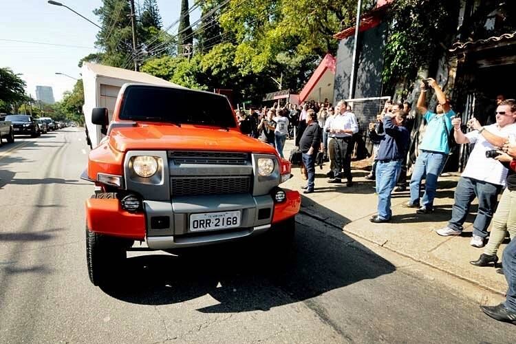 A Troller ainda não anunciou a data do início das vendas do novo T4 nem o preço. Nosso palpite é de que a nova geração será mantida no patamar atual (abaixo dos R$ 100 mil), entregando mais tecnologias embarcadas, como os — agora obrigatórios — ABS com EBD para os freios e os air bags frontais