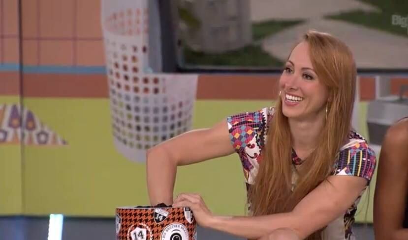 A líder Aline sorteou três participantes para responderem as perguntas sentados no cesto de roupa sujas: ela mesma, Tatiele e Cássio