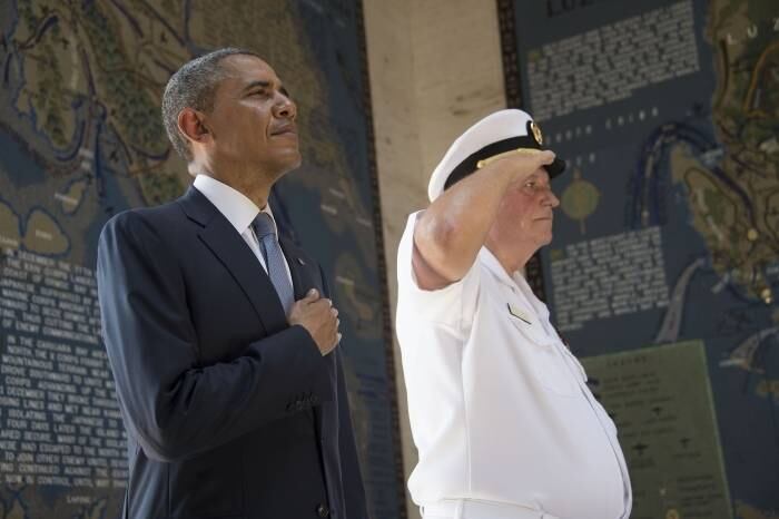 O presidente americano Barack Obama visita o Cemitério
Americano de Manila junto do superintendente da instituição, em Manila, capital
das Filipinas. Obama está em um tour pela Ásia desde a semana passada