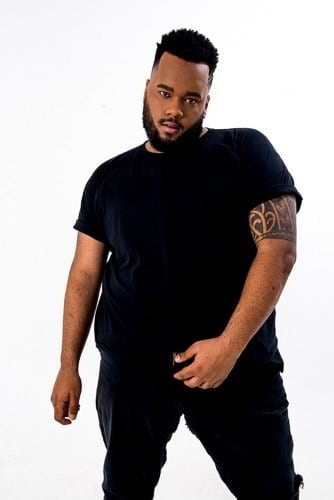 Akeen acredita que o mercado precisa ver que eles também consomem e são adeptos da moda. "Posso citar três motivos importantes para desfilarmos em eventos fora do meio plus size: o primeiro é incentivar os lojistas; o segundo é a inserção de corpos comuns na passarela, uma vez que, a moda masculina é consumida, em sua maioria, por homens que usam a partir do manequim 42 e na passarela só vemos 36 e 38; E o terceiro é que o mercado precisa saber que nós existimos!", diz