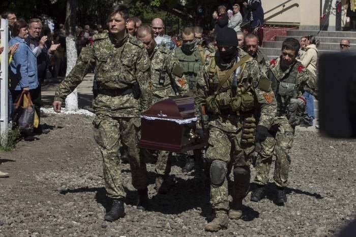 Separatistas pró-Rússia
carregam o caixão de um de seus colegas mortos em combate com as tropas ucranianas em conflito ocorrido na segunda-feira, na cidade de Slaviansk, no leste da Ucrânia