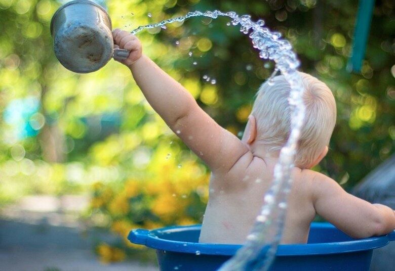 Para Geovana Régis, assim como os demais cuidados, o banho também é uma oportunidade para estreitar laços. “O vínculo entre pais e bebês é estabelecido com presença, olhar, voz, cheiro e toque”, afirma.