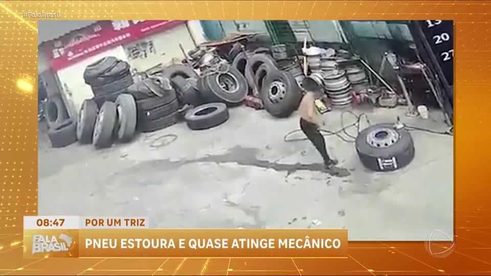 Pneu estoura e quase atinge mecânico na Índia; veja vídeo