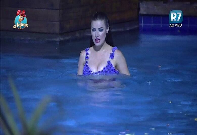 Dentro
e fora da piscina, não tem como não se apaixonar pelos encantos de Rayanne
Morais

+ Em atividade, peões comentam momentos marcantes de cada uma das semanas de confinamento
+ Turma do Ronco: Peões descansam durante a tarde do último sábado de A Fazenda 8
+ Douglas, Rayanne e Ana Paula cantam músicas de Latino e peão enfatiza: “Quem planta sacanagem colhe solidão”


