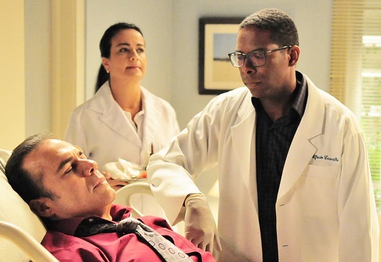 Para
finalizar, o ator fala sobre seus projetos além da TV.  


─Tenho três
estreias no cinema para 2014: o filme Pelé, uma produção norte-americana com direção de Mike Zimbalist e
Jeff Zimbalist, o longa brasileiro Caras de Pau, com Leandro Hassun e Marcius Melhen,
e Jeitosinha, de Johil Carvalho e Sérgio Lacerda.
Pretendo, ainda, dirigir e produzir cinema, especialmente com minhas filhas,
que são atrizes e realizadoras. Uma delas acaba de ter seu filme selecionado
para a Mostra Nova Geração do Festival do Rio 2014 e a outra está em cartaz no
Teatro Tablado, onde sou professor

+ Rico diz que está revoltado com a política brasileira. Assista!
+ Carla Diaz e Bernardo Falcone se divertem nos bastidores 
+ História de amor interrompida! Entenda a relação entre o governados Guido e Dora

