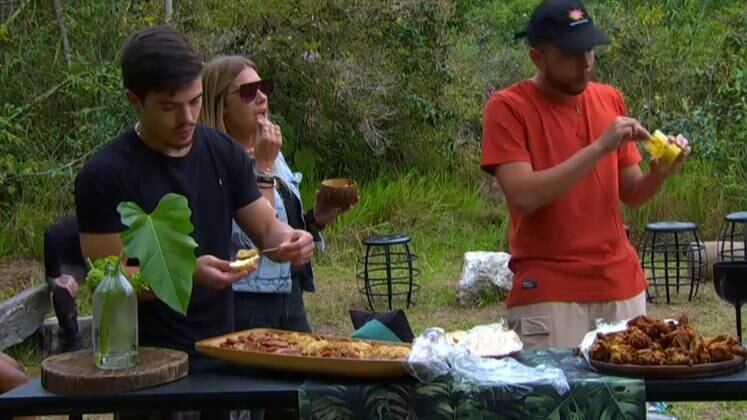 8 - Comida boa

O público do R7.com mandou um presente para os Exilados, eles ganharam um happy hour com direito a petiscos e bebidas 