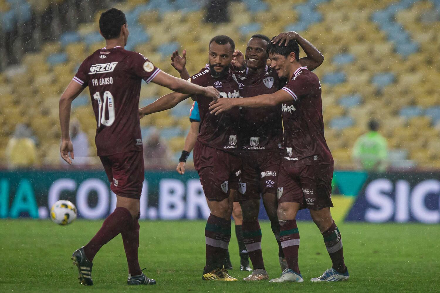Cano comemora gol do Flu junto aos companheiros