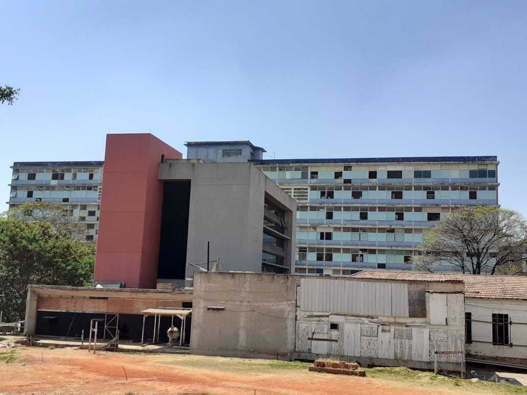 Contrato incluía a construção da sede administrativa do Memorial (prédio em vermelho, à esquerda) e a reforma do Coleginho (à direita), prédio histórico da UFMG