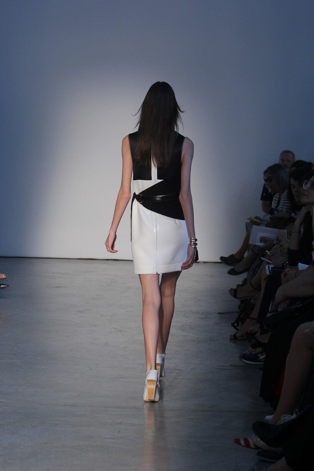 O segundo dia de desfiles da temporada inverno 2015 da São Paulo Fashion Week começou com a coleção do estilista Pedro Lourenço, nesta terça-feira (4). As modelos entraram na passarela após uma hora de atraso e vestiram peças feitas de diferentes materiais, que iam desde os trabalhos com paetês até detalhes com argolas de meta. Além dos casacos e saias que deram um ar sexy à coleção, as sandálias com saltos largos, arredondados e amarrações no tornozelo também foram destaque na passarela