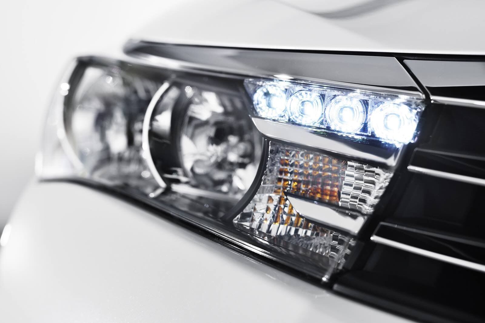 Obrigatória na União Europeia, as luzes de condução diurna (DRL) também devem estar presentes na versão nacional do Corolla

VEJA TAMBÉM

> Conheça a nova geração do Toyota Corolla norte-americano

> Inundações na Alemanha "engolem" concessionárias e dezenas de carrões de luxo são perdidos

Quer saber tudo sobre carros? Acesse R7.com/carros
