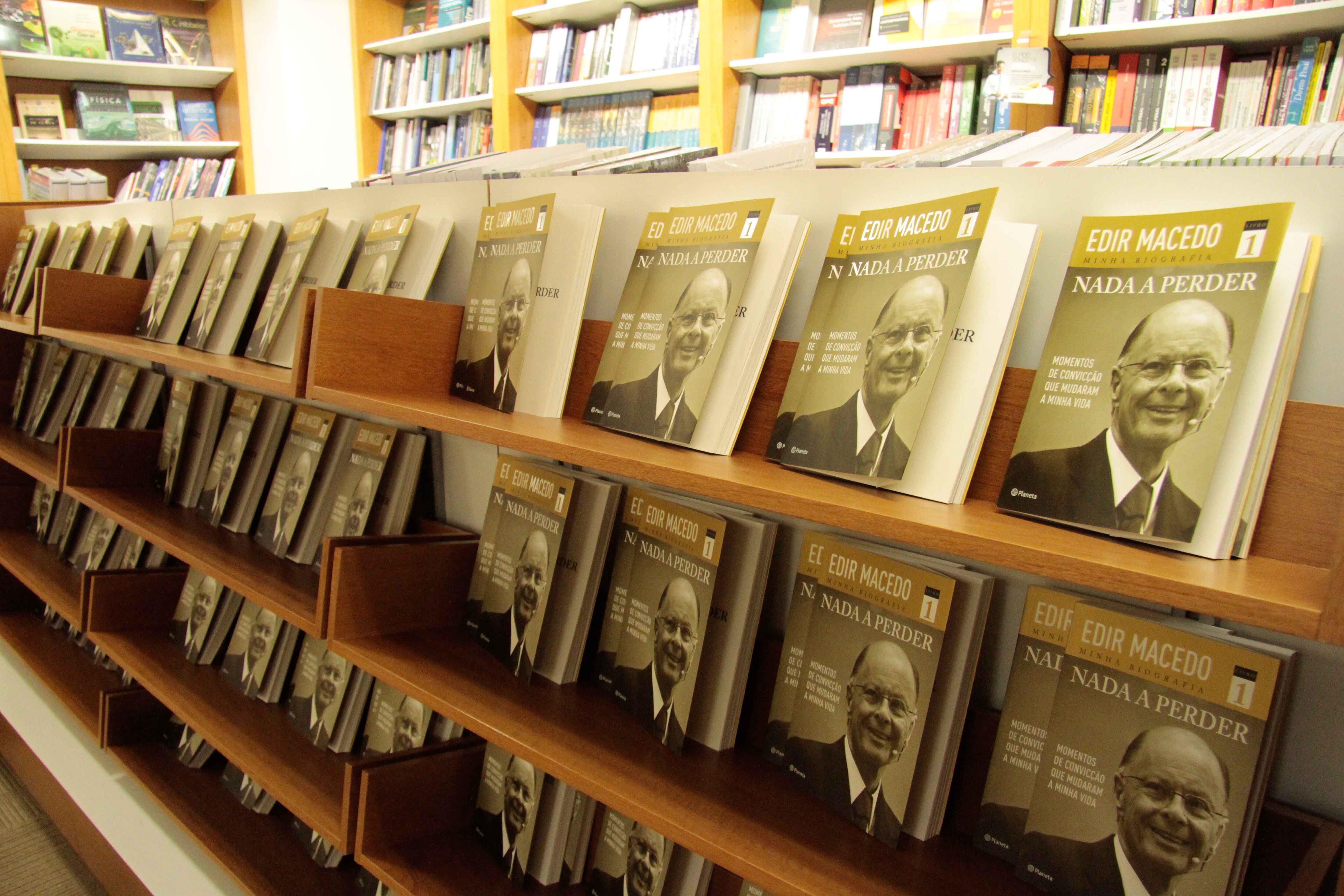 O evento começou por volta das 9h, mas o público já lotava a Livraria Cultura antes do início dos autógrafos