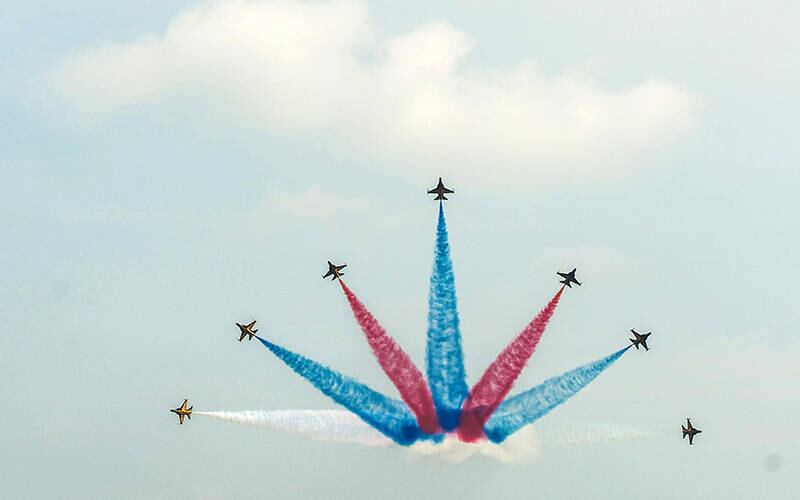 Aviões "Águias Negras", da Força Aérea Sul-Coreana, fazem acrobacias na Cidade de Cingapura, neste domingo (9). A apresentação é parte de uma feira de avião que acontece no país. O evento vai da próxima terça-feira (11) até o domingo (16)