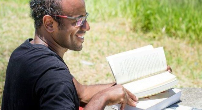 Escritor Sacolinha: da periferia para o mundo