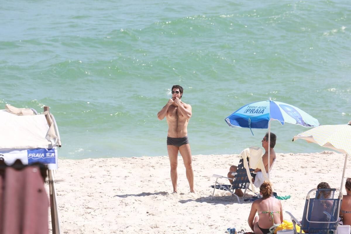 Emiliano D'Avila mostra atributos físicos em dia de praia no Rio